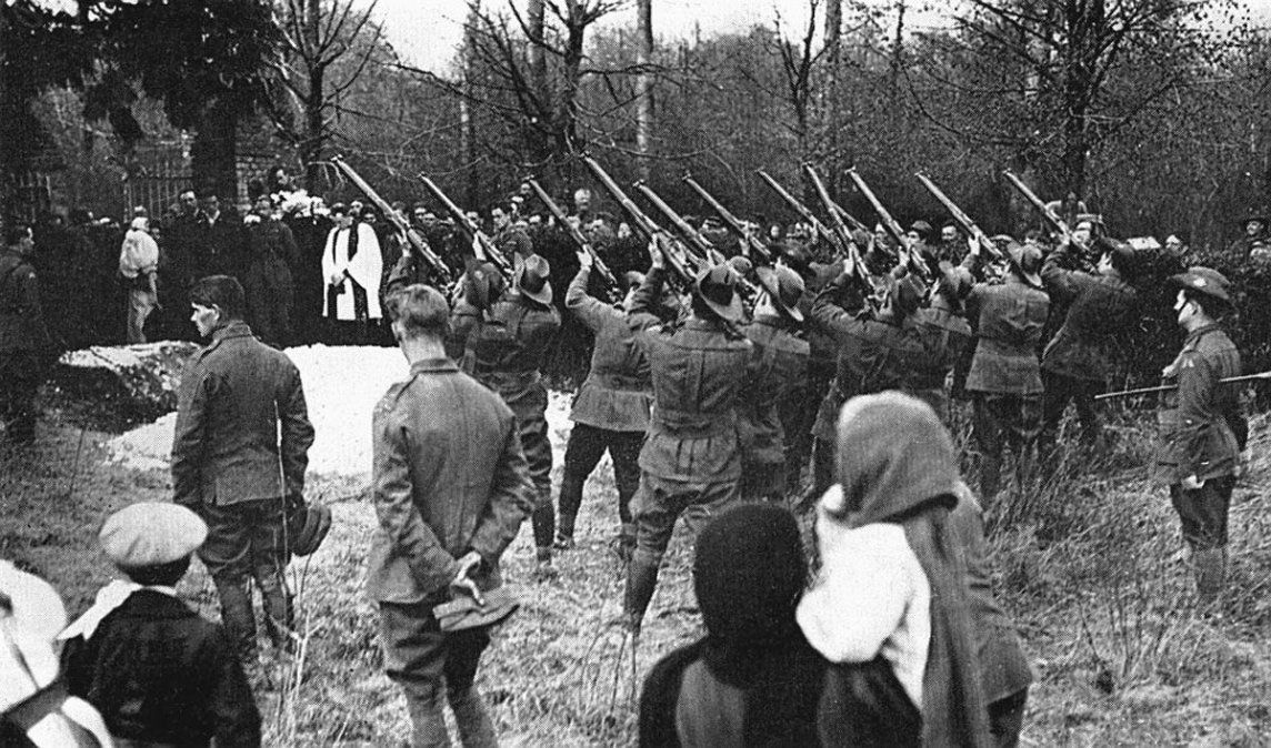 Durante su funeral, El Barón Rojo recibió una salva de disparos en su memoria, y que fue realizada por soldados australianos. Era tal el respeto que Manfred von Richthofen inspiró en sus enemigos, que fue sepultado con los máximos honores militares.