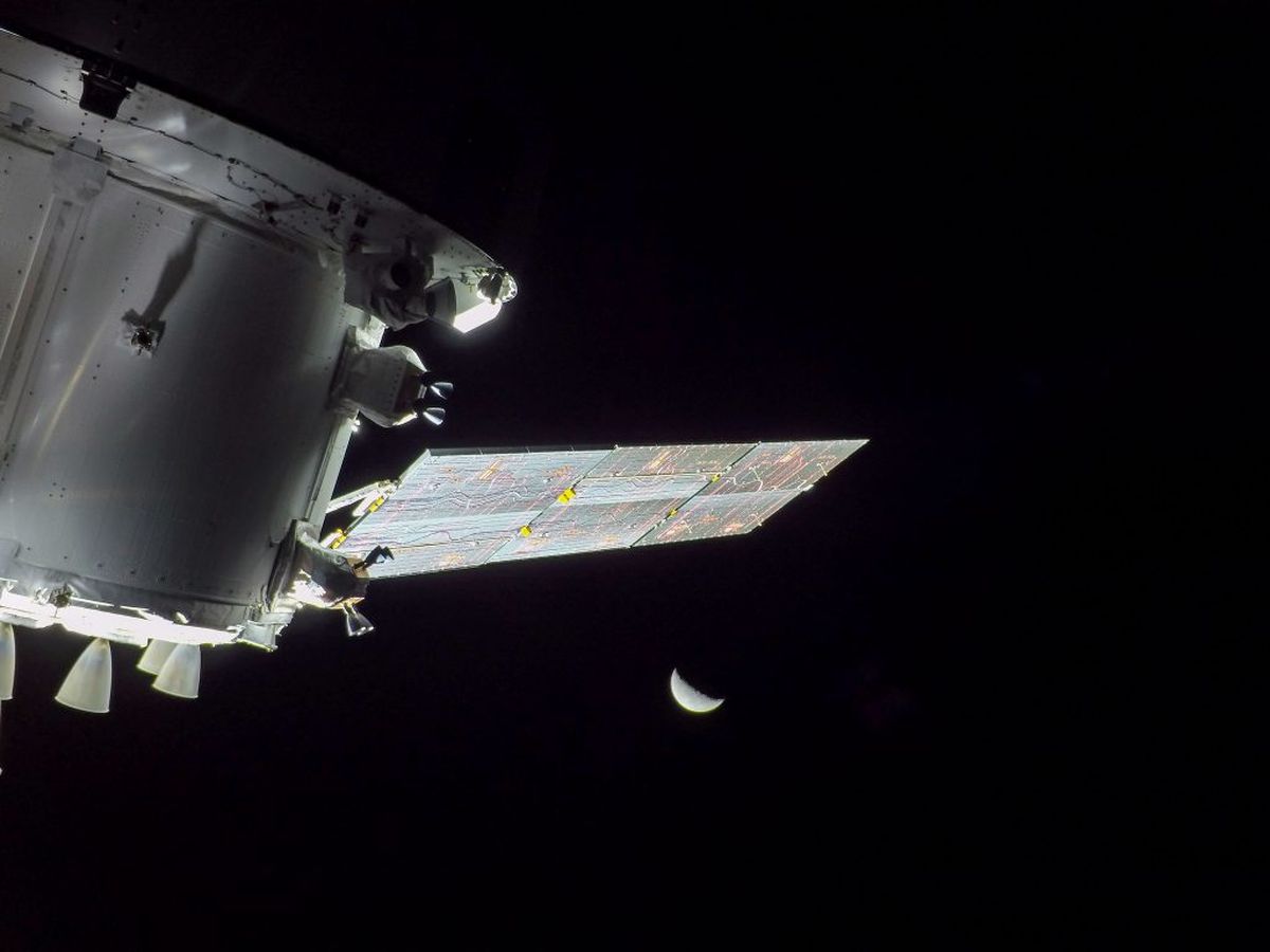 El día de vuelo 9, la nave espacial Orión de la Nasa capturó imágenes mirando hacia atrás a la Luna desde una cámara montada en uno de sus paneles solares. La nave espacial está en camino a una órbita retrógrada distante alrededor de la Luna.