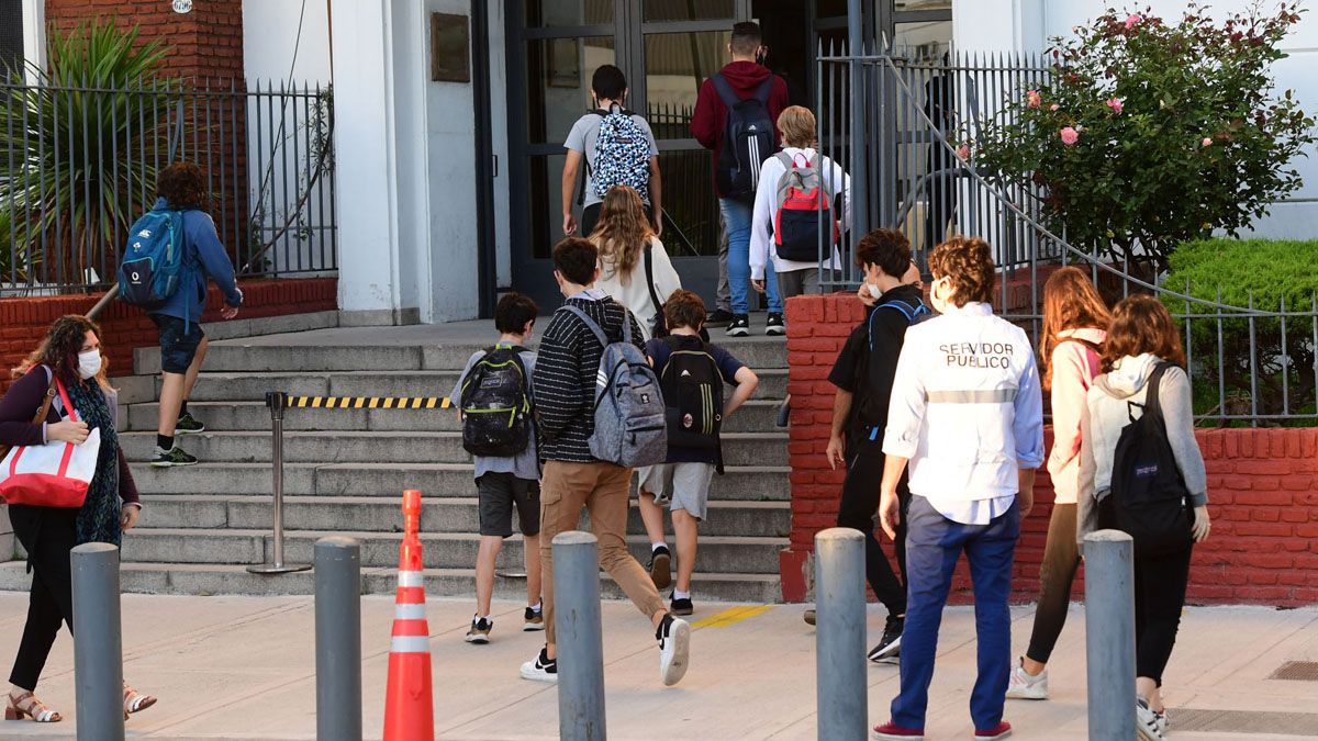 A causa de los contagios iniciales, las clases presenciales en el nivel primario de la sede Belgrano del establecimiento se encuentran suspendidas desde el lunes y varias burbujas de alumnos y alumnas est&aacute;n aislados en sus hogares.