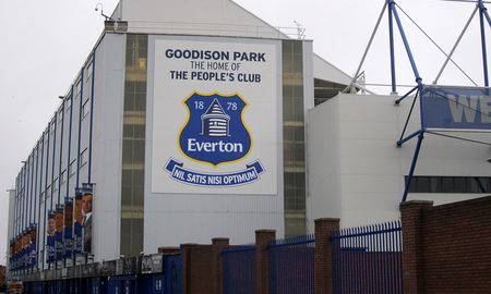 Un jugador del Everton de la Premier League fue detendio por la Policía acusado de delitos sexuales contra menores de edad. Un jugador del Everton de la Premier League fue detendio por la Policía acusado de delitos sexuales contra menores de edad.