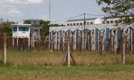Los investigadores creen que la droga era tirada cuando se realizaban visitas en el establecimiento. Los investigadores creen que la droga era tirada cuando se realizaban visitas en el establecimiento.