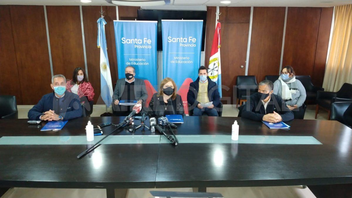 El secretario Jorge Prieto y los ministros Adriana Cantero y Juan Manuel Pusineri durante el acto de presentación.&nbsp;