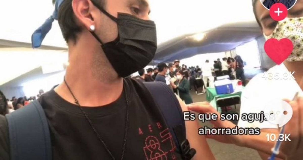 Video viral: en México un joven fue a inocularse y no le dieron la dosis completa porque eran agujas ahorradoras.