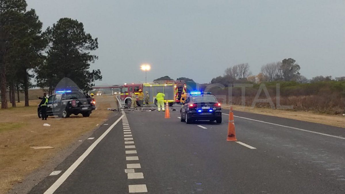 Los restos del auto siniestrado quedaron desparramados sobre la calzada.