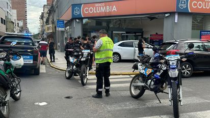 Impactante accidente en el centro de Santa Fe: un auto terminó incrustado en un banco