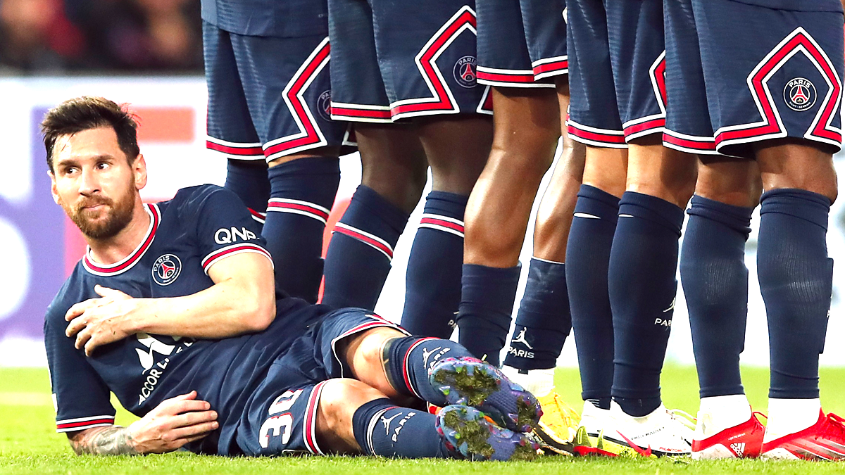 Los mejores memes de Messi acostado en la barrera