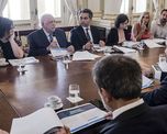 Esta mañana se desarrolló en Casa Rosada una reunión interministerial que busca unificar las acciones de las diferentes carteras para hacer frente al Coronavirus, tal como se había realizado en 2007 ante la pandemia de influenza. Esta mañana se desarrolló en Casa Rosada una reunión interministerial que busca unificar las acciones de las diferentes carteras para hacer frente al Coronavirus, tal como se había realizado en 2007 ante la pandemia de influenza.