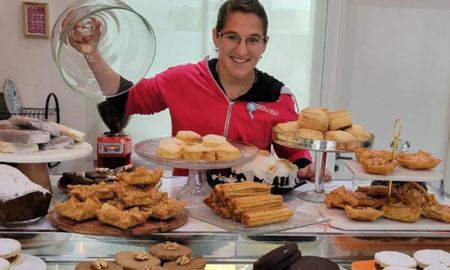 El menú ofrece café de especialidad y una selección de tortas artesanales, con opciones para todos los gustos. El menú ofrece café de especialidad y una selección de tortas artesanales, con opciones para todos los gustos.