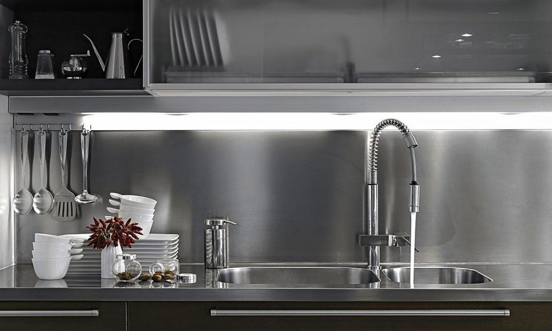 El acero inoxidable supone un reto mayor que otros acabados porque muestra fácilmente las huellas de los dedos y los arañazos.