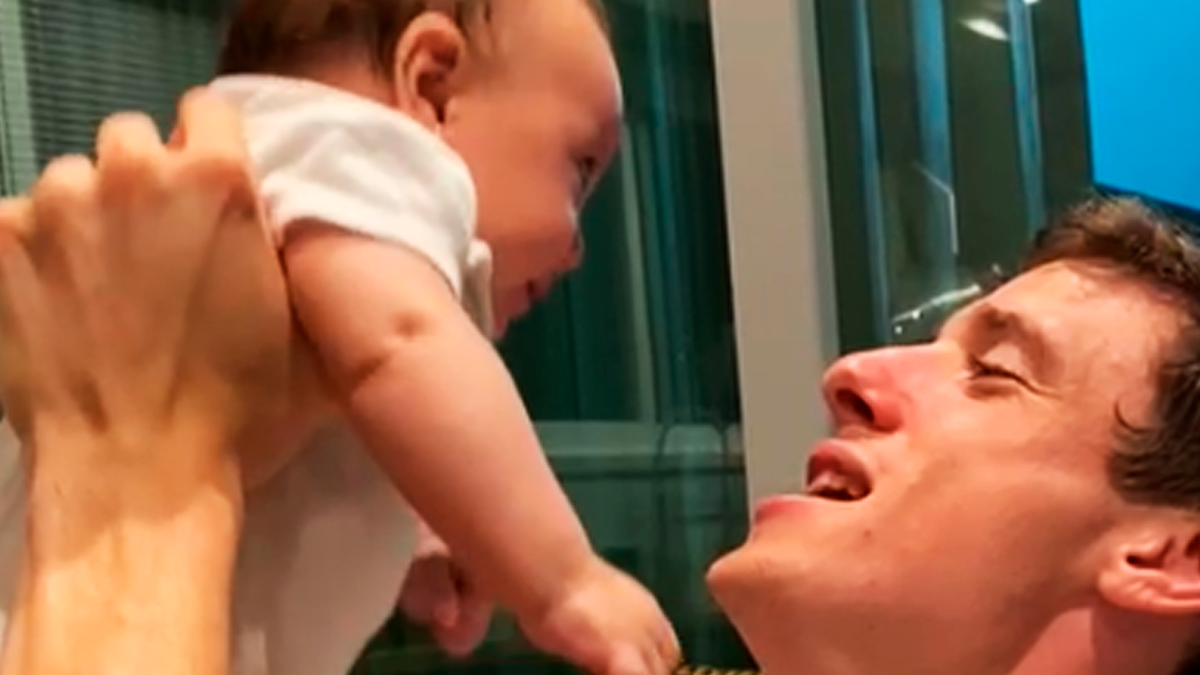 El ahora jugador de Bahía de Brasil volvió a ser viral con un video suyo demostrando su amor incondicional por Colón de Santa Fe. Esta vez no está solamente cantando canciones de su equipo