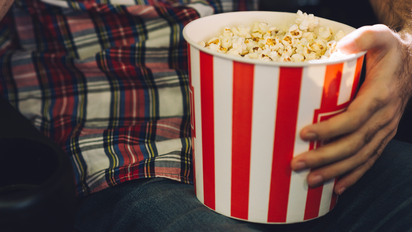 ¿Cuánto cuesta un balde de pochoclos en el cine?