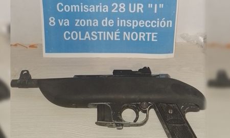 Al hombre detenido le secuestraron un pistolón negro. Al hombre detenido le secuestraron un pistolón negro.