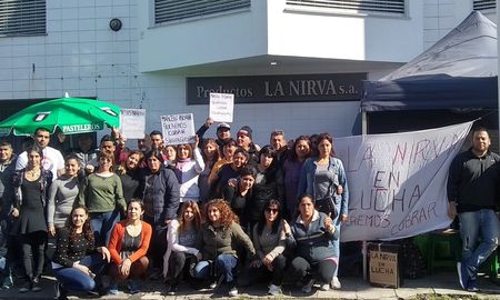 Los trabajadores acamparon en la puerta de la fábrica. Los trabajadores acamparon en la puerta de la fábrica.