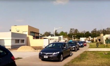 Protestas en la casa de Lorenzetti, en donde suele pasar los fines de semana en Rafaela. Protestas en la casa de Lorenzetti, en donde suele pasar los fines de semana en Rafaela.