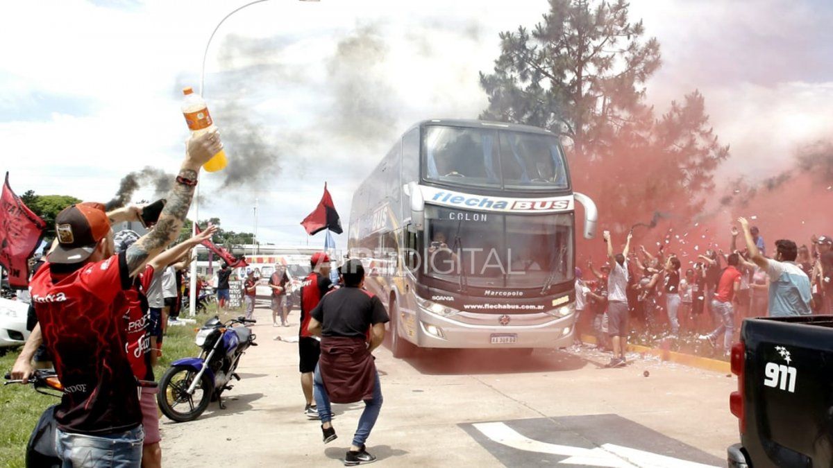 Una caravana multitudinaria acompañó a Colón rumbo al sueño de la Sudamericana