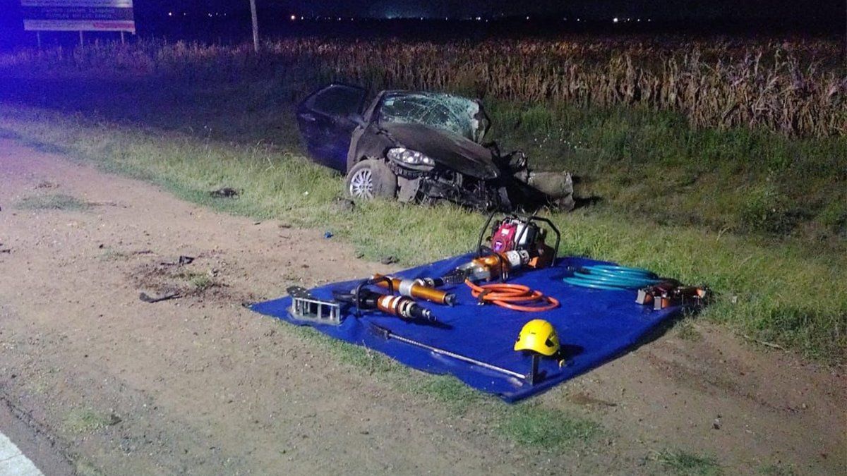 Bomberos, policías y numerarios de la EPE participaron del procedimiento. 