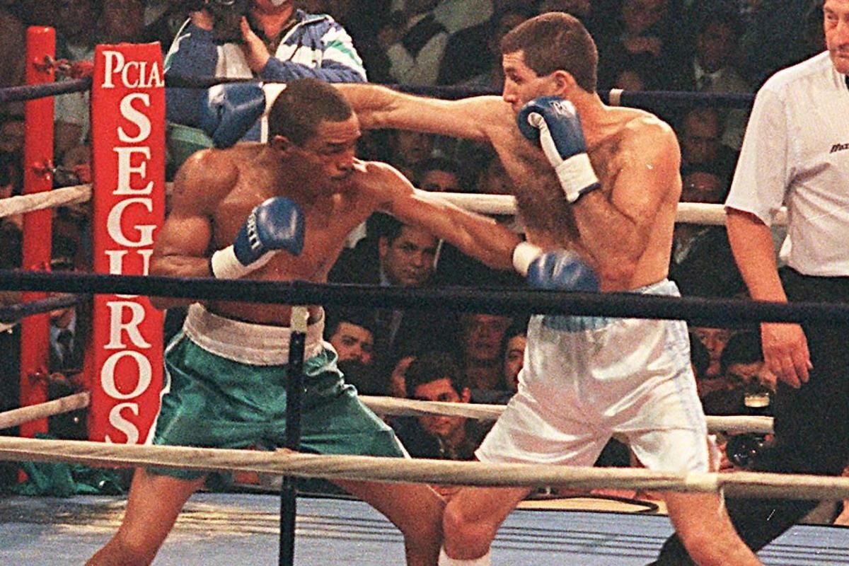 El viernes 16 de agosto de 1996 y, en la Sociedad Alemana de Gimnasia de Villa Ballester, Gran Buenos Aires, Randall le GPP 12 a Coggi (en fallo unánime, al igual que la primera vez que se habían enfrentado, el 17 de septiembre de 1994) y cerró la serie 2-1 a su favor ante Látigo quien, así, resignó por tercera y última vez el título del mundo. El viernes 16 de agosto de 1996 y, en la Sociedad Alemana de Gimnasia de Villa Ballester, Gran Buenos Aires, Randall le GPP 12 a Coggi (en fallo unánime, al igual que la primera vez que se habían enfrentado, el 17 de septiembre de 1994) y cerró la serie 2-1 a su favor ante Látigo quien, así, resignó por tercera y última vez el título del mundo.