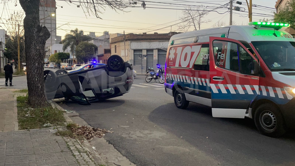 Un Citröen quedó ruedas para arriba en Bulevar Zavalla y Vera. Un Citröen quedó ruedas para arriba en Bulevar Zavalla y Vera.