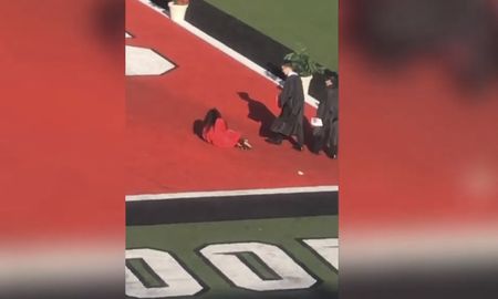 La joven en tacones pierde el equilibrio mientras camina hacia el escenario y termina cayendo al suelo La joven en tacones pierde el equilibrio mientras camina hacia el escenario y termina cayendo al suelo
