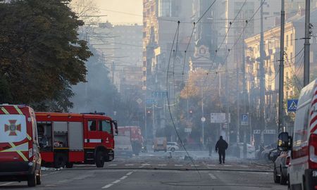 Una vista muestra una calle después de un ataque con drones rusos, que las autoridades locales consideran vehículos aéreos no tripulados (UAV) Shahed-136 de fabricación iraní, en medio del ataque de Rusia contra Ucrania el 17 de octubre del 2022. Una vista muestra una calle después de un ataque con drones rusos, que las autoridades locales consideran vehículos aéreos no tripulados (UAV) Shahed-136 de fabricación iraní, en medio del ataque de Rusia contra Ucrania el 17 de octubre del 2022.