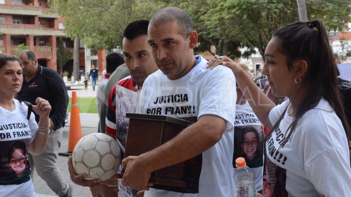 Waltes Sueldo sosteniendo la urna con las cenizas de su hijo frente a los Tribunales santafesinos.
