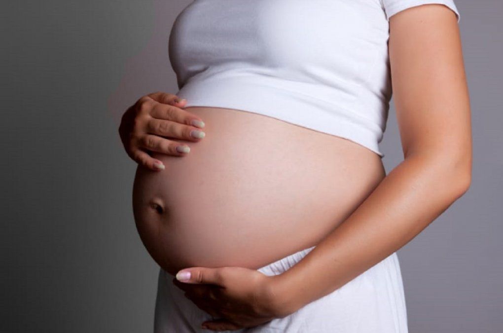 Un hombre ayudó a su mujer a dar a luz usando tutoriales de YouTube.