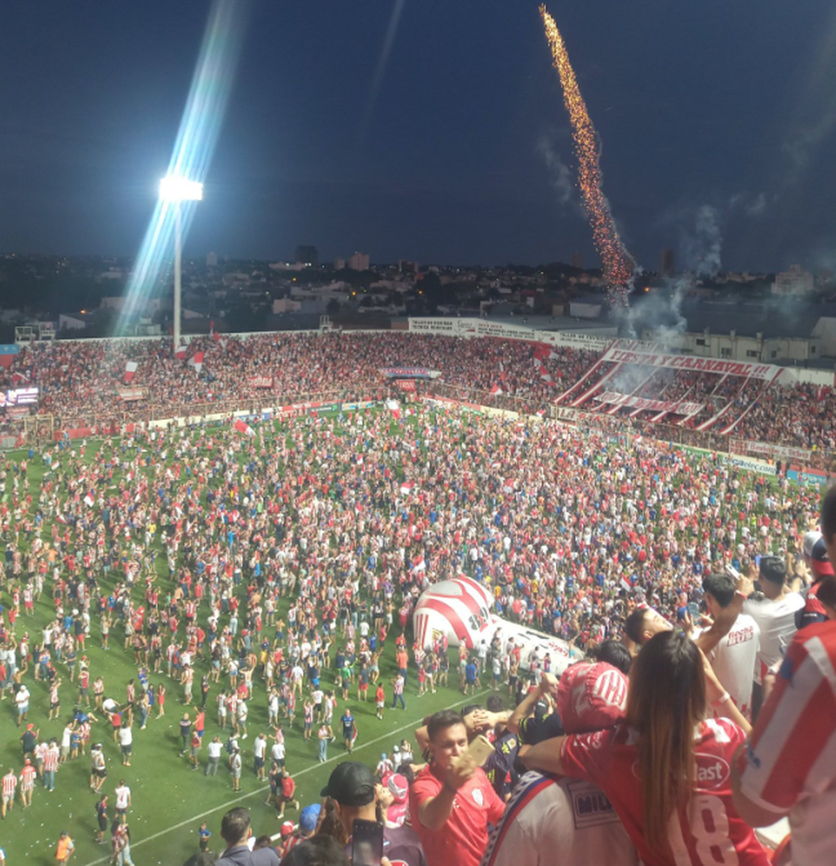Festejos de los hinchas. Foto: @NoeeePeralta. Festejos de los hinchas. Foto: @NoeeePeralta.