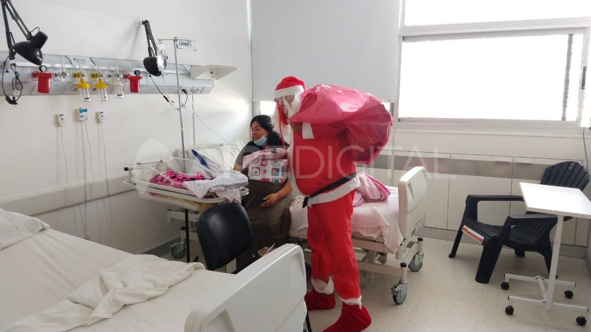 Papá Noel entrega regalos en el Hospital Iturraspe