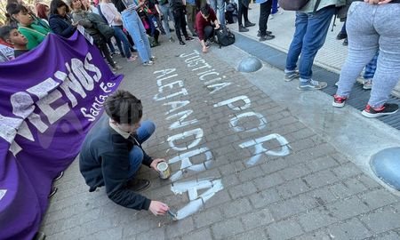 El lunes 22, cuando se conoció la triste noticia del asesinato de Ironici, cientos de santafesinas y santafesinos se movilizaron hacia Tribunales para exigir justicia. El lunes 22, cuando se conoció la triste noticia del asesinato de Ironici, cientos de santafesinas y santafesinos se movilizaron hacia Tribunales para exigir justicia.