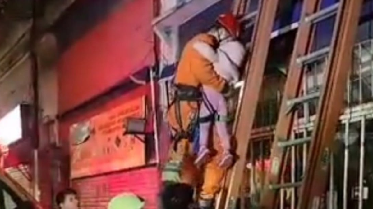 Los bomberos trabajaron toda la madrugada buscando personas con vida.