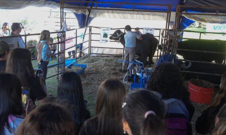 La TodoLáctea 2025 se realiza en Esperanza, reuniendo a empresarios y productores de la lechería.