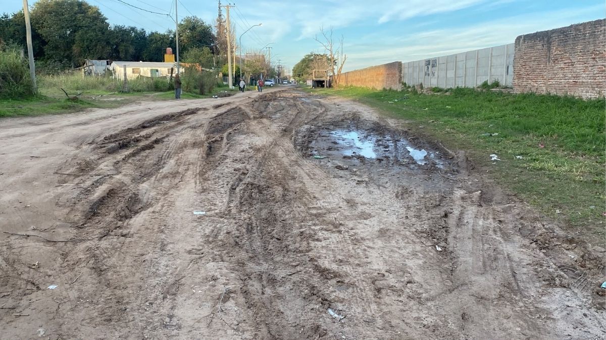Según relataron en diálogo con el móvil de AIRE, el problema se repite desde hace tiempo y afecta una de las principales vías de conexión entre barrio Cabal, Las Lomas y la Avenida Blas Parera. Según relataron en diálogo con el móvil de AIRE, el problema se repite desde hace tiempo y afecta una de las principales vías de conexión entre barrio Cabal, Las Lomas y la Avenida Blas Parera.