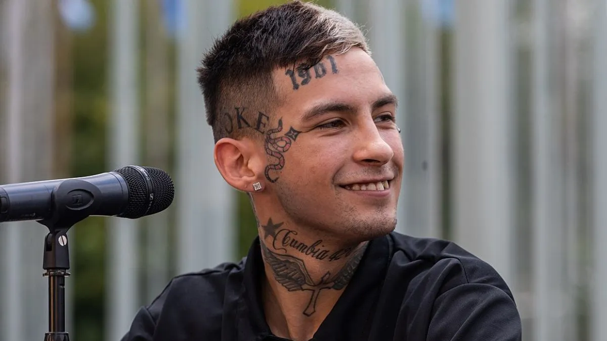 En un reciente viaje a Europa, el cantante de cumbia 420 reveló de cuanto es la fortuna que cuenta en su banco. En un reciente viaje a Europa, el cantante de cumbia 420 reveló de cuanto es la fortuna que cuenta en su banco.