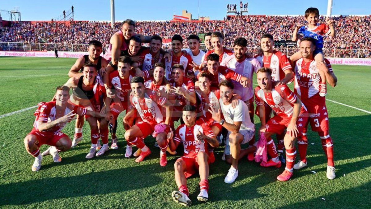 Los jugadores de Uni&oacute;n festejaron tras imponerse por 3-0 en el cl&aacute;sico santafesino ante Col&oacute;n.