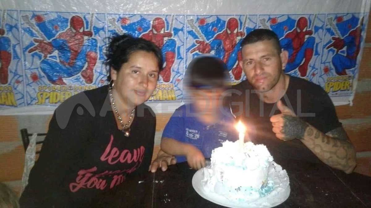 Ana Aranda junto a uno de sus hijos y a su esposo