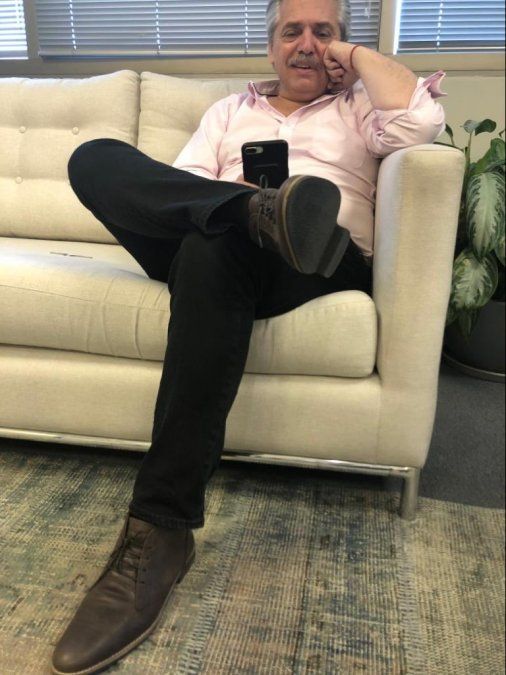 Los valores de los calzados "Justicialistas" oscilan entre los $3500 y los $5000. El Scalabrini, modelo que usa Alberto Fernández, cuesta $3950. Un calzado militante que pisa fuerte en la Casa Rosada y está en los pies del propio Alberto Fernández.