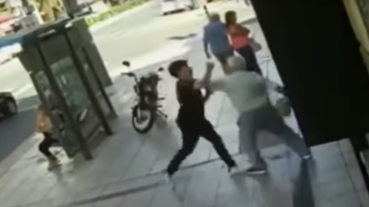 El video comienza mostrando a&nbsp;un joven que increpa a un anciano&nbsp;por razones desconocidas