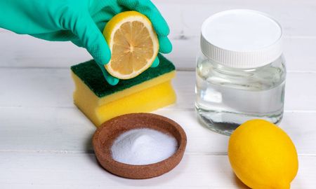 Cómo hacer un limpiador casero con cáscaras de limón y vinagre en casa. Cómo hacer un limpiador casero con cáscaras de limón y vinagre en casa.