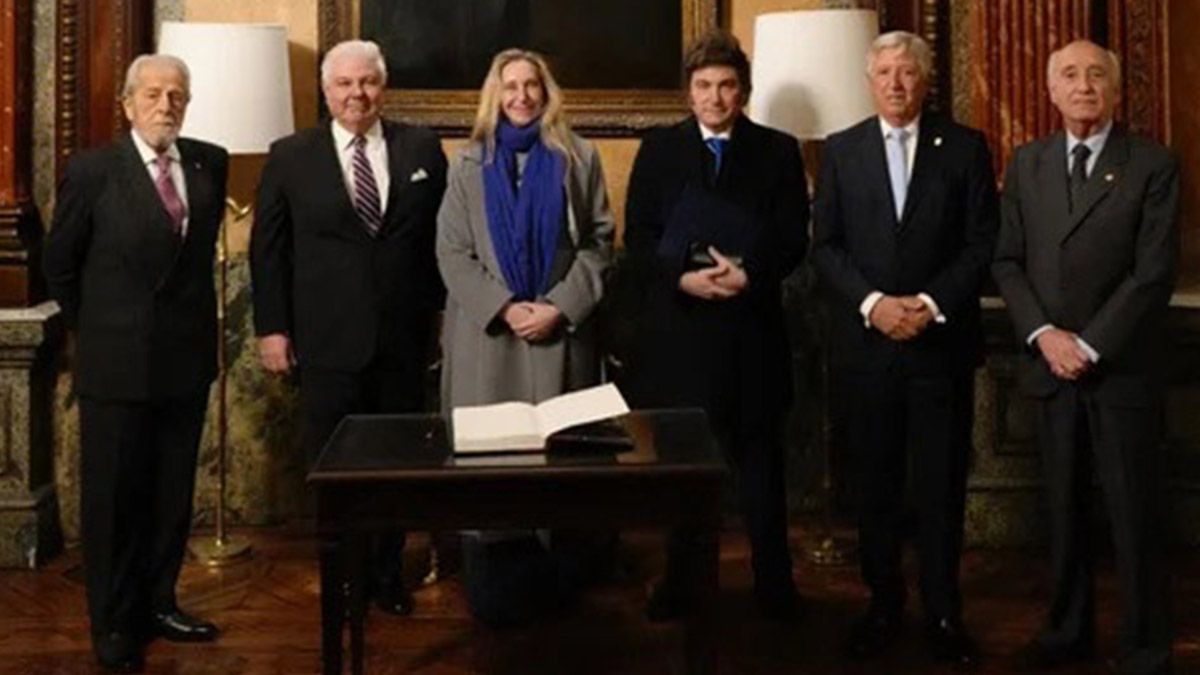Javier Milei enfatizó: "Es más, hay casos de perversos que, frente a la baja de impuestos que hacemos nosotros, aprovechan esas bajas a nivel nacional para subir los impuestos a nivel provincial o municipal". Javier Milei enfatizó: "Es más, hay casos de perversos que, frente a la baja de impuestos que hacemos nosotros, aprovechan esas bajas a nivel nacional para subir los impuestos a nivel provincial o municipal".