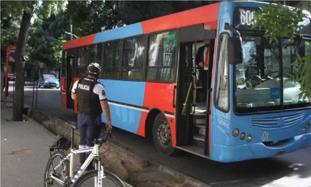 Colectivero atropelló y aplastó a uno de los ladrones que quiso subir a robar a la unidad Colectivero atropelló y aplastó a uno de los ladrones que quiso subir a robar a la unidad