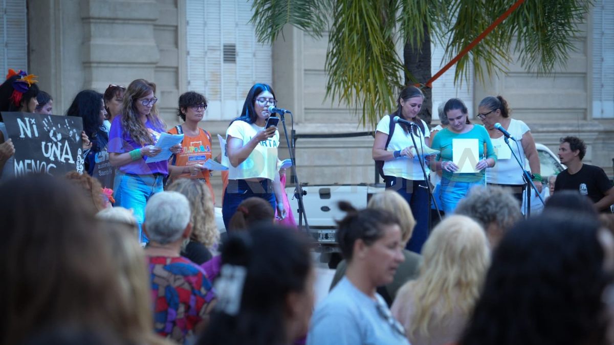 Miles de mujeres y disidencias marcharon este lunes en la ciudad de Santa Fe.