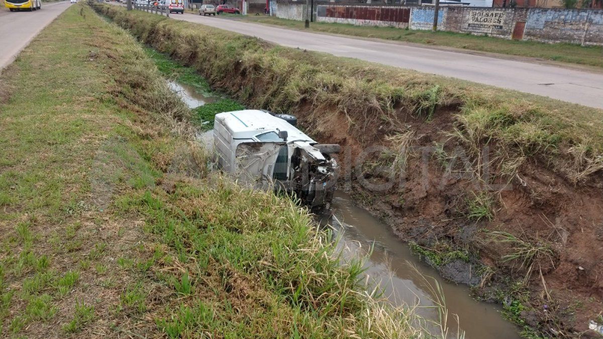 Camioneta utilitaria caída en el zanjón de Aristóbulo del Valle 10.300
