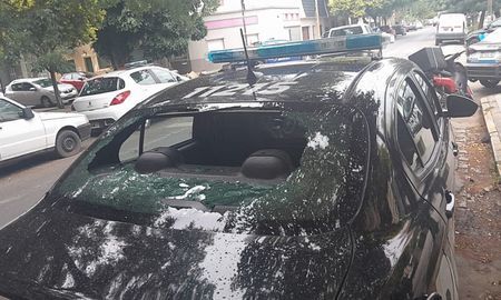 Así quedó uno de los dos móviles policiales atacados en el violento episodio de barrio Barranquitas. Así quedó uno de los dos móviles policiales atacados en el violento episodio de barrio Barranquitas.