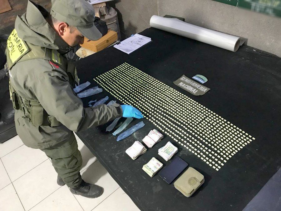 Secuestran 990 pastillas de metanfetaminas