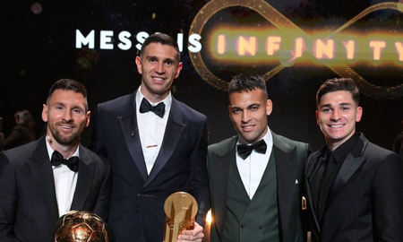 el lindo gesto de messi con sus companeros de la seleccion tras ganar el balon de oro el lindo gesto de messi con sus companeros de la seleccion tras ganar el balon de oro