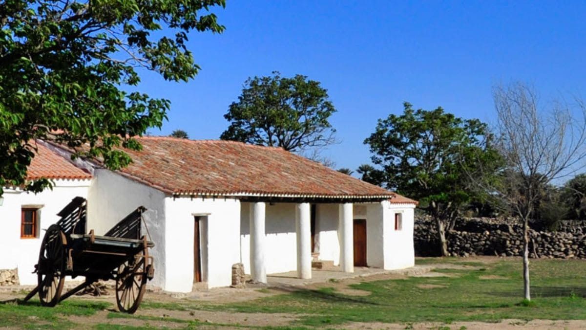 A pocos kilómetros de Intihuasi se encuentra la Posta de Santa Cruz, otro testimonio del pasado colonial. A pocos kilómetros de Intihuasi se encuentra la Posta de Santa Cruz, otro testimonio del pasado colonial.