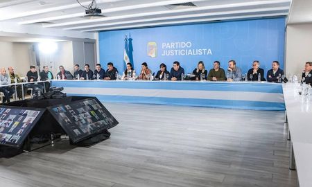 Intendentes de todo el país organizaron la movilización para acompañar a Cristina Fernández de Kirchner a Comodoro Py Intendentes de todo el país organizaron la movilización para acompañar a Cristina Fernández de Kirchner a Comodoro Py
