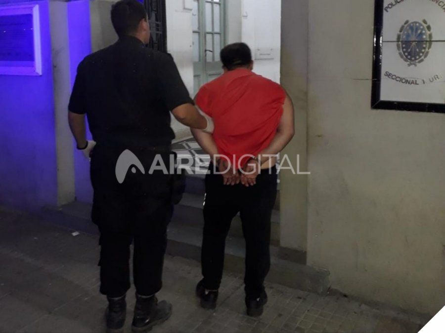 El joven fue sorprendido mientras estaba sacando plata de la caja registradora.