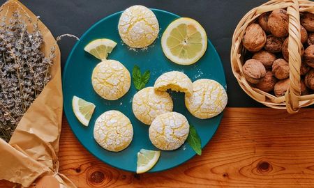 Galletitas de limón caseras, suaves y con aroma cítrico. Galletitas de limón caseras, suaves y con aroma cítrico.