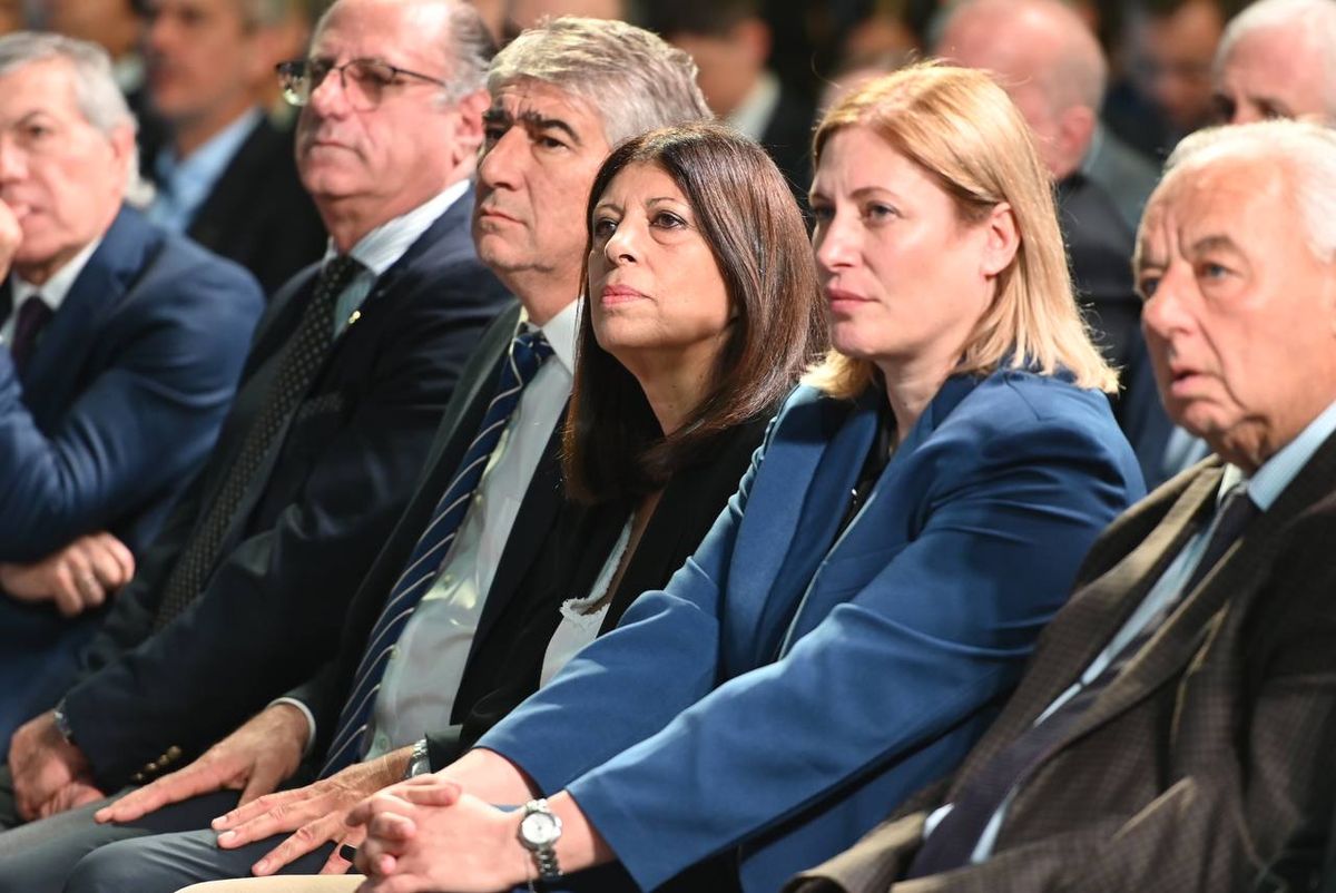 La presidenta de la Cámara de Diputadas y Diputados, Clara García, participó en Santa Fe del encuentro de la Región Centro. La presidenta de la Cámara de Diputadas y Diputados, Clara García, participó en Santa Fe del encuentro de la Región Centro.